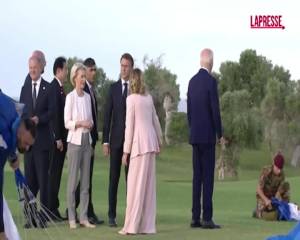 Biden si distrae durante il lancio paracadutisti al G7 e Meloni lo recupera