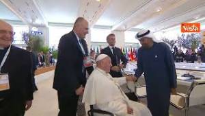 L'arrivo tra gli applausi di Papa Francesco alla riunione del G7, Milei lo abbraccia