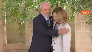 G7, Meloni accoglie il Presidente del Brasile Lula, ecco l'abbraccio