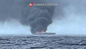 Imbarcazione a fuoco vicino all'Isola d'Elba: paura per Stefania Craxi e il marito. Il video della Guardia costiera
