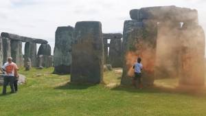 L'assalto degli eco-vandali a Stonehenge