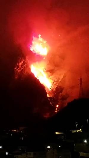 Le fiamme alte ai Camaldoli si sono avvicinate pericolosamente alle abitazioni