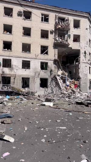 Il bombardamento russo in una zona residenziale di Kharkiv