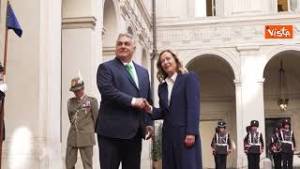 Meloni riceve Orban a Palazzo Chigi, il premier ungherese accolto con gli onori militari