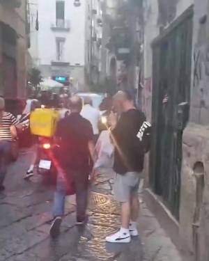 Ragazza contromano aggredisce una famiglia con tre figli, far west nel centro di Napoli