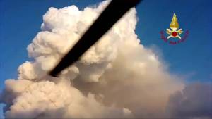 L'eruzione dello Stromboli vista dall'elicottro dei Vigili del fuoco