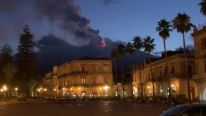 L'eruzione serale dell'Etna vista da Catania
