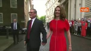 Starmer e la moglie Victoria arrivano a Downing Street, per loro saluti e abbracci in strada