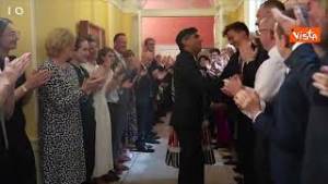 Sunak e la moglie Akshata lasciano il 10 di Downing Street tra gli applausi dei dipendenti