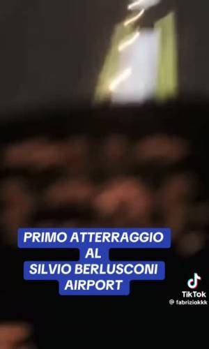 "Stiamo atterrando all'aeroporto Silvio Berlusconi". Il video che spopola sui social (e fa impazzire la sinistra)