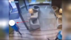 Il blitz del rapinatore nella hall dell'Armani hotel: il video della polizia
