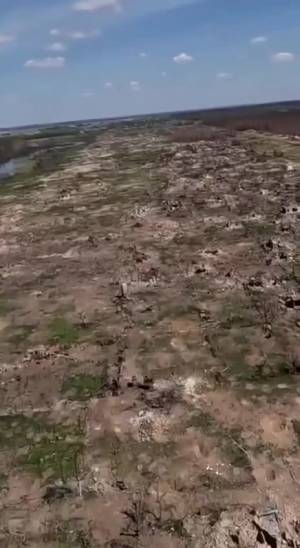 Visuale aerea del campo di battaglia a Krinki, sulla riva del Dnepr