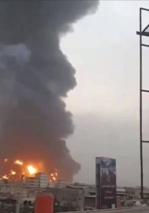 Il porto yemenita di Hodeida in fiamme dopo l'attacco israeliano
