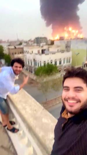 Due giovani yemeniti festeggiano per l'attacco israeliano contro Hodeida