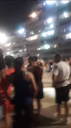 Gente in strada terrorizzata subito dopo il crollo di Scampia