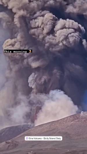 L'enorme nube di cenere sprigionata dall'Etna