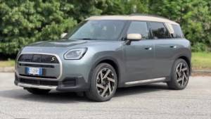 MINI Countryman SE ALL4: guarda il video in pillole del nuovo crossover elettrico, anche AWD