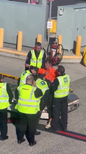 Il passeggero che si è calato fuori dall'aereo a Melbourne