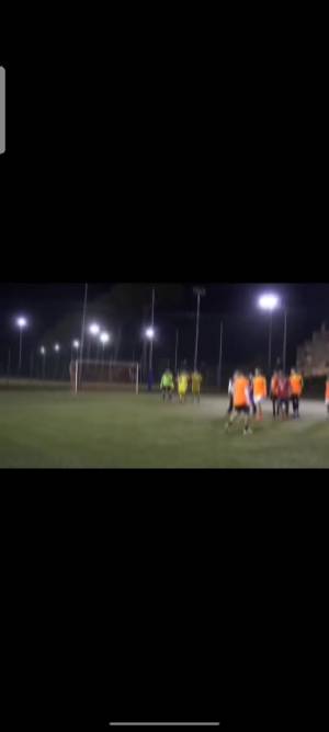 Accoltella sul campo di calcio due giocatori avversari: "Uccidili, uccidili" 