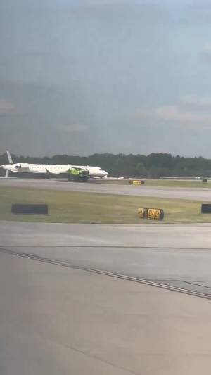 L'aereo colpito sulla pista di Atlanta