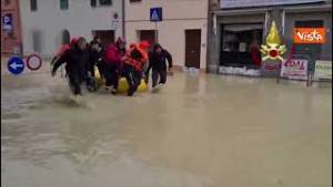 Maltempo Marche, strade allagate a Falconara Marittima. I soccorsi dei Vigili de fuoco con i gommoni