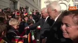 Steinmeier e Mattarella a Palazzo Bellevue con studenti bilingue: Bellissime le due bandiere insieme