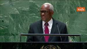 Il leader di Haiti all'Onu beve direttamente dalla caraffa e si rovescia l'acqua sulla giacca