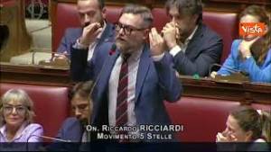 Ricciardi (M5s): "Olocausto fu fatto da una democrazia. E oggi Israele sta facendo una strage"