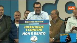 Salvini sul palco di Pontida: "Noi non molliamo", la risposta dal pratone: "Mai"