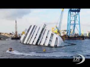 Costa Concordia: parte il processo e la nave è ancora lì