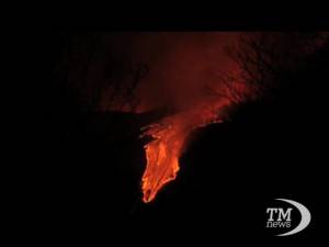 Il risveglio dell'Etna: colate nella notte