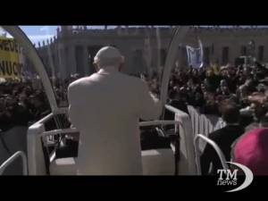 Benedetto XVI: l'arrivo in Papamobile a San Pietro