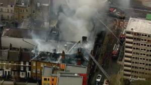 Fiamme a Londra: brucia biblioteca