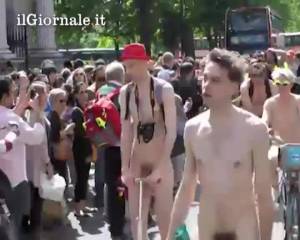 Protesta nudi contro l'inquinamento