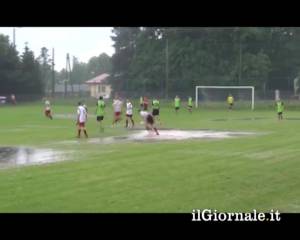 Festeggia un gol...tuffandosi!