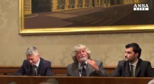 Grillo a Napolitano: "Vada in tv a spiegare"