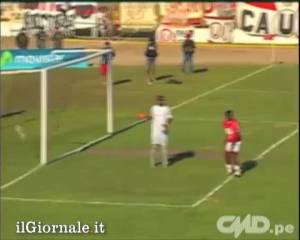 Calcio peruviano, incredibile autogol 