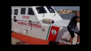 Lampedusa, soccorritrice in lacrime