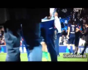 Lavezzi, sgambetto al cameramen