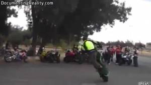 Tutti i modi più imbecilli per schiantarsi con la moto