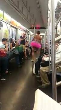 Uomo con tutu balla in metro a New York