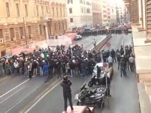 Gli antagonisti tentano l'assalto a CasaPound