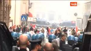 Corteo a Roma, lacrimogeni per disperdere i violenti