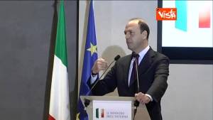 Lampedusa, Alfano: pronti a affidarci alla Croce Rossa