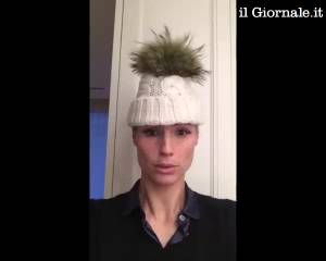 Michelle Hunziker imita una gallina 