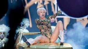 Miley Cyrus simula sesso orale con un finto Clinton