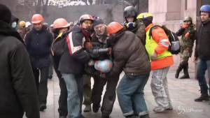 Ucraina, dimostranti Kiev catturano decine di poliziotti