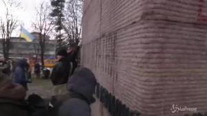Ucraina, i ribelli contro il monumento al Kgb