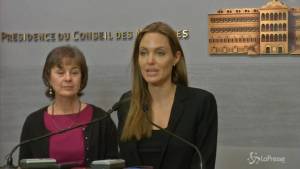 Angelina Jolie fa un blitz in Libano per aiutare i bimbi siriani rifugiati  