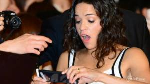 Michelle Rodriguez, nuda mentre fa yoga